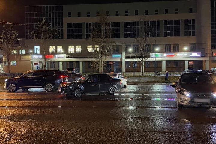 В Архангельске на Обводном канале столкнулись четыре машины