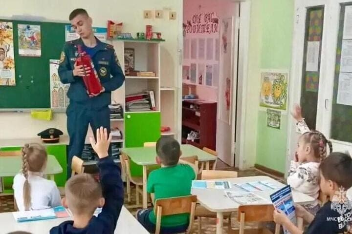 In Volgograd firefighters held a lesson for kindergarten pupils