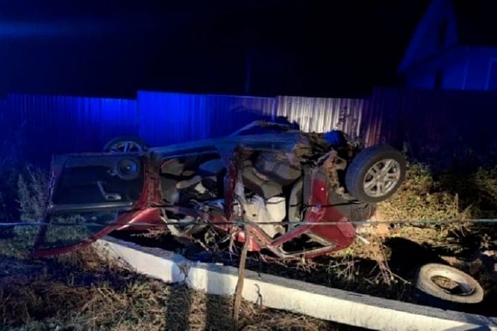 Zwei Jugendliche starben bei einem Unfall durch einen Schlag auf eine Pole im Bezirk Wjasnikowski