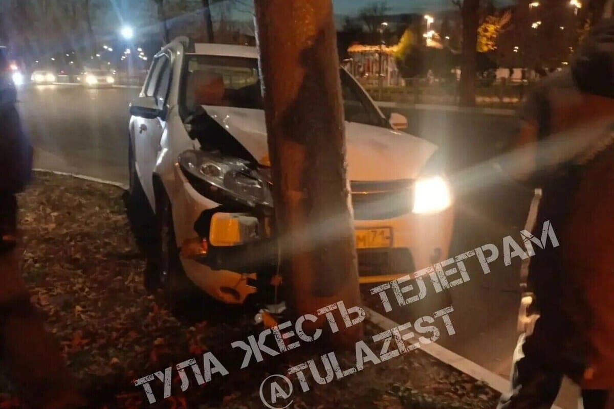 On the street of Kirov in Tula, the driver of the car “slowed down” on the pole and fled