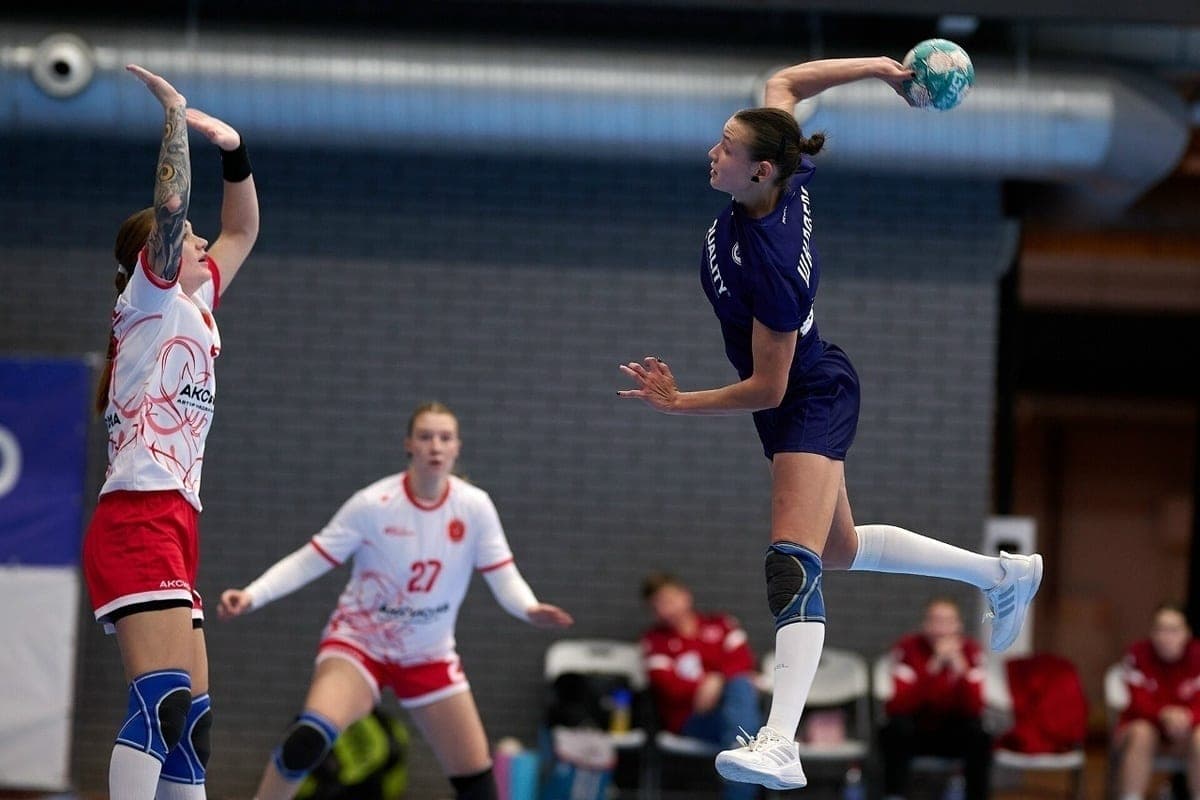 Handball players “Astrakhanochka” beat the “University”