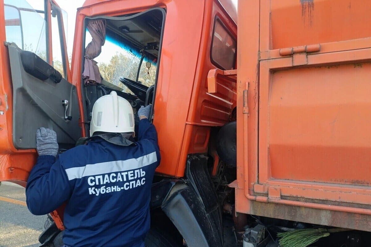 Три грузовика устроили массовое ДТП на трассе «Кавказ» в Краснодарском крае