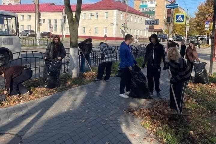 Студенты Ливенского строительного техникума привели в порядок сквер «На крыльях перепелки»