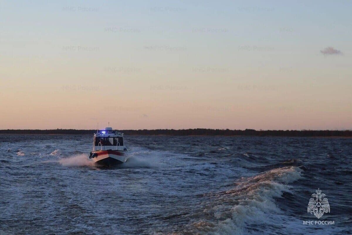 In the White Sea, the EMERCOM exercises were held with two Mi-8 helicopters