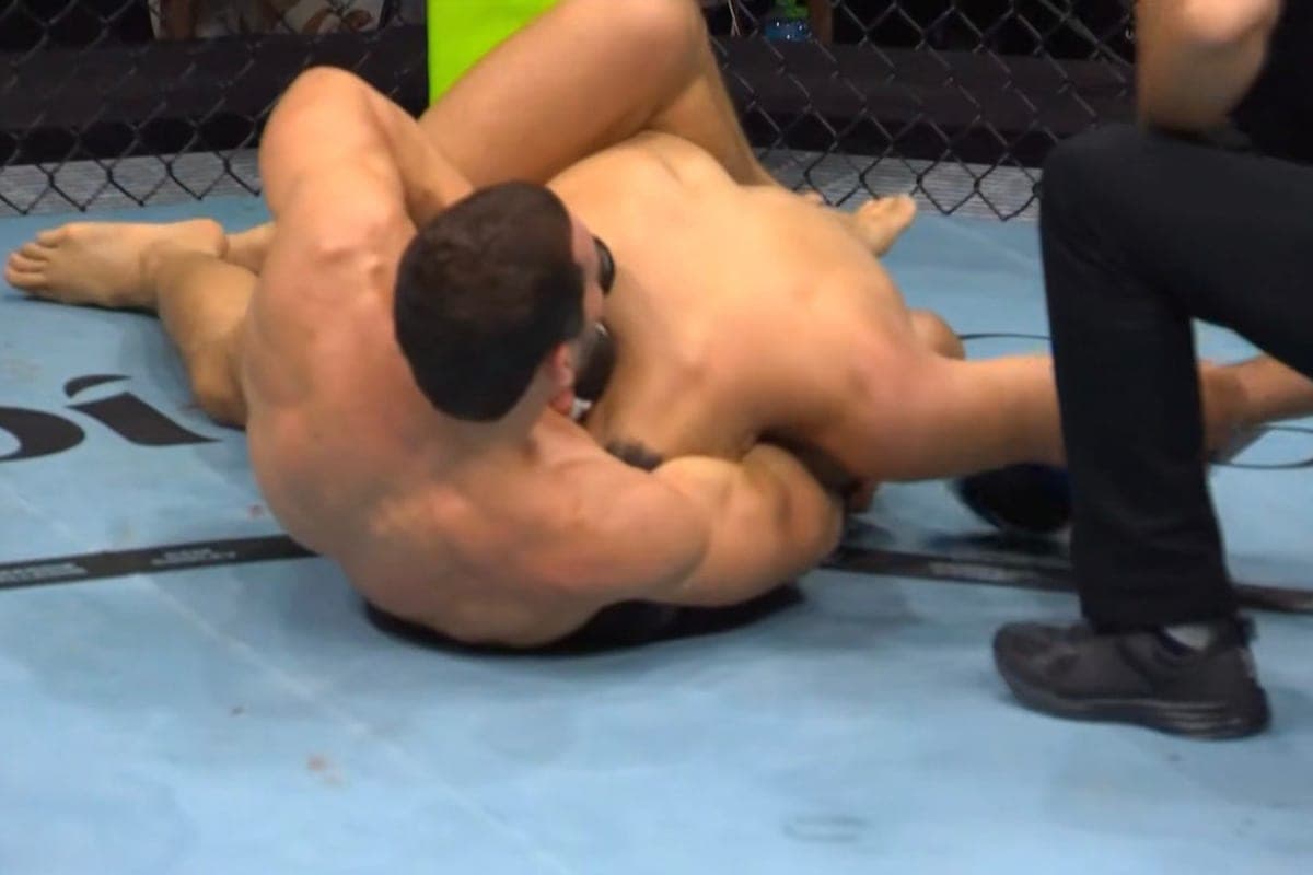 Дагестанский боец UFC победил соперника удушением гильотиной