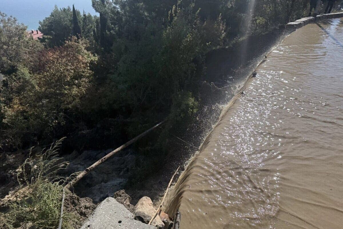 В Алупке вода подошла к школе №1: детей на день перевели на дистанционное обучение