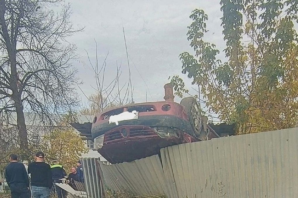 В Рыбном перевернулась и повисла на заборе легковушка