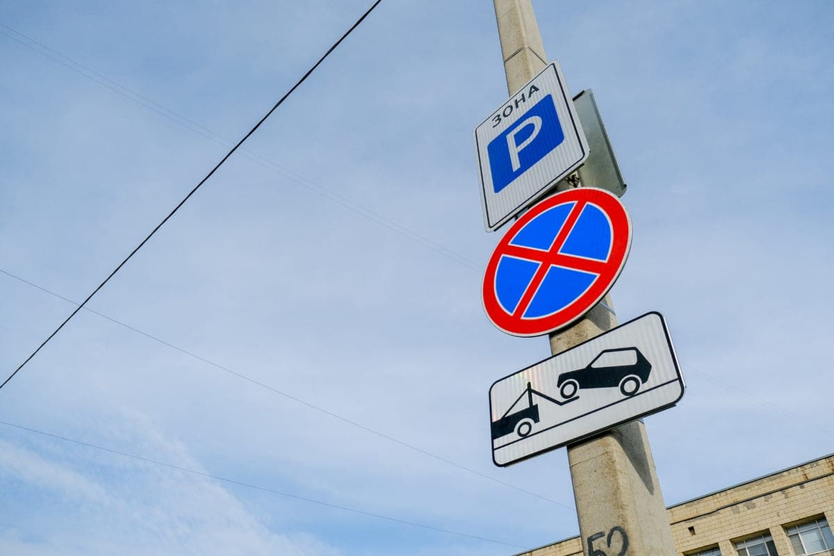 In Astrachan inszenierte ein Mädchen einen Tanz und hielt sich an ein Straßenschild