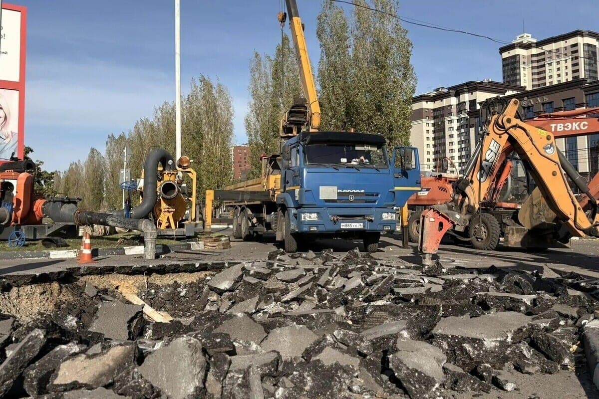 On Moscow Avenue Voronezh water utility eliminates acommunal accident