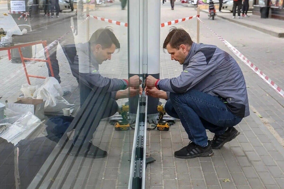 В Воронеже начали остеклять остановку «Гостиница Брно»