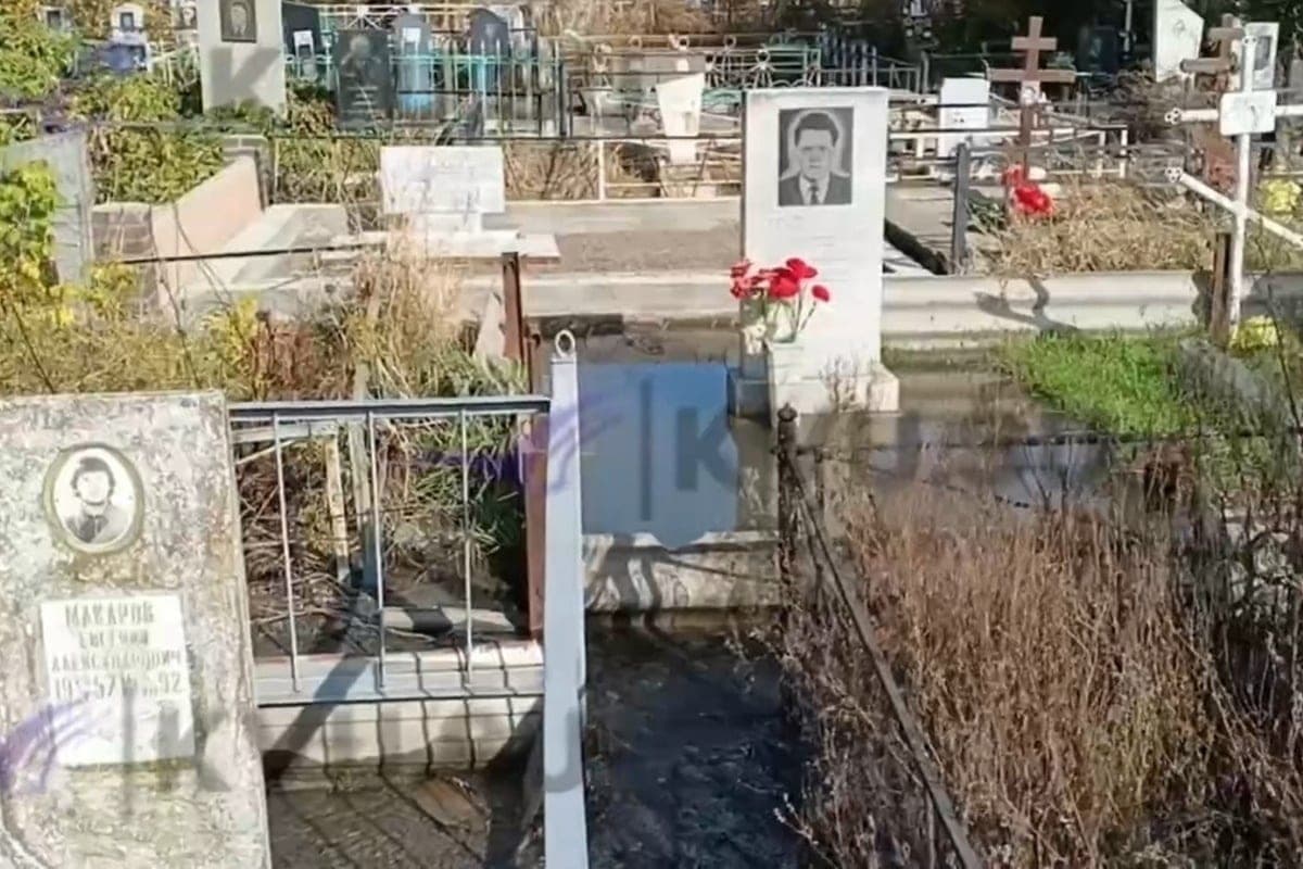 Gräber auf dem Stadtfriedhof in Shakhts überfluten kommunalen Strom