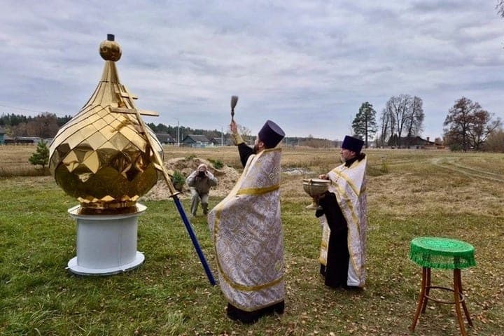 В брянском поселке Стеклянная Радица освятили крест и купол храма