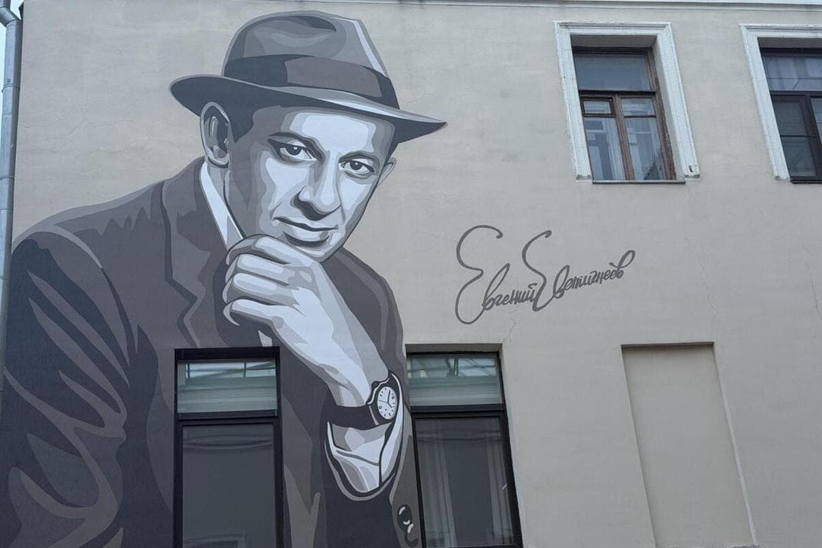 Nikitin and Mashkov opened a mural in honor of Evstigneev in Moscow