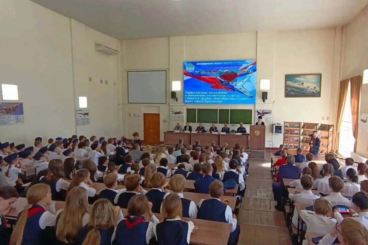 Около 400 краснодарских школьников посвятили в кадеты авиационно-космических классов