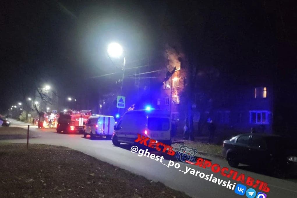 À Yaroslavl, les pompiers ont expliqué pourquoi l'appartement avec le propriétaire a brûlé