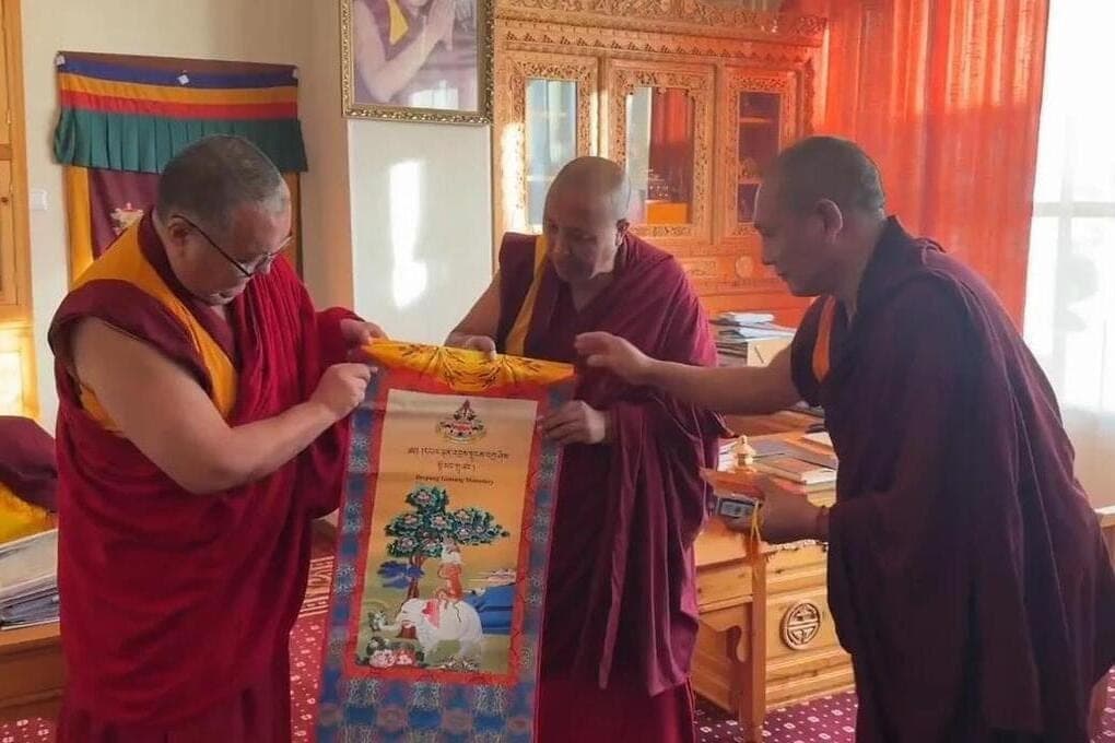 Shajin Lama de Kalmykia reçoit la délégation de moines bouddhistes de l'Inde