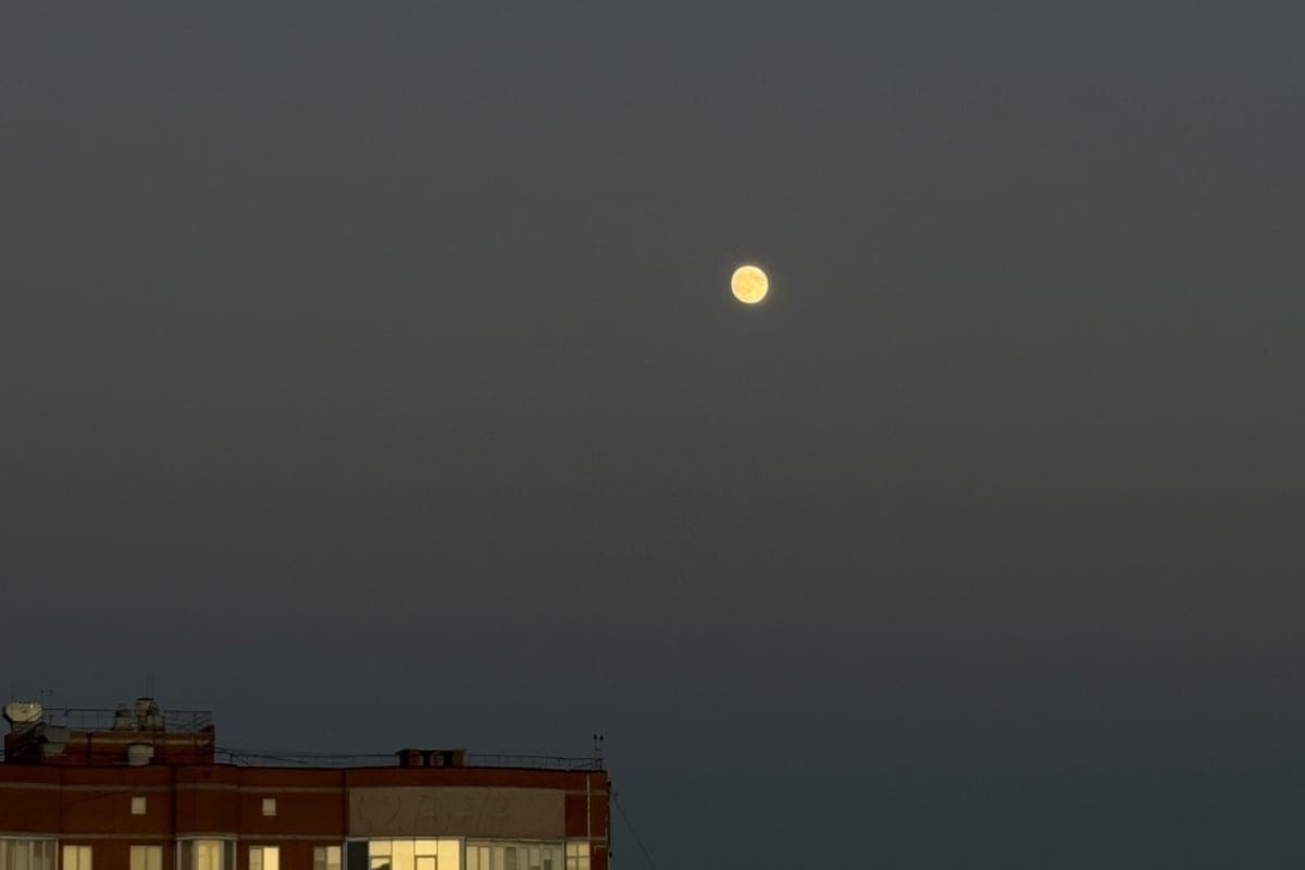 Rostov citizens took pictures of an unusually bright moon