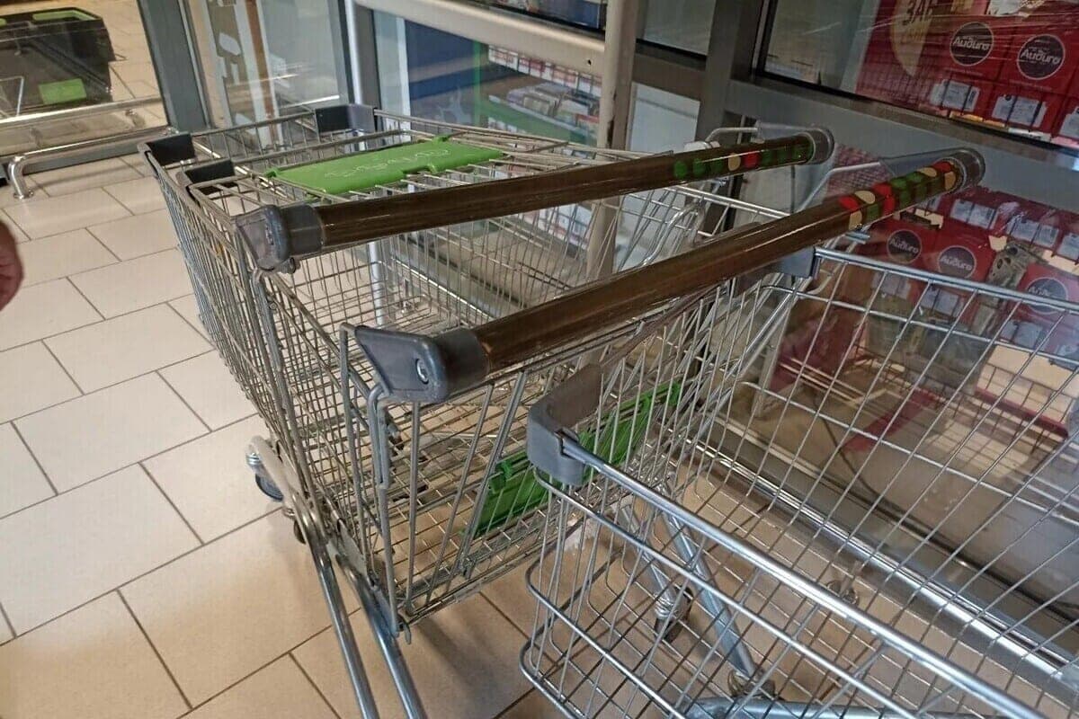 В Петербурге охранник продуктового избил вора насмерть на улице