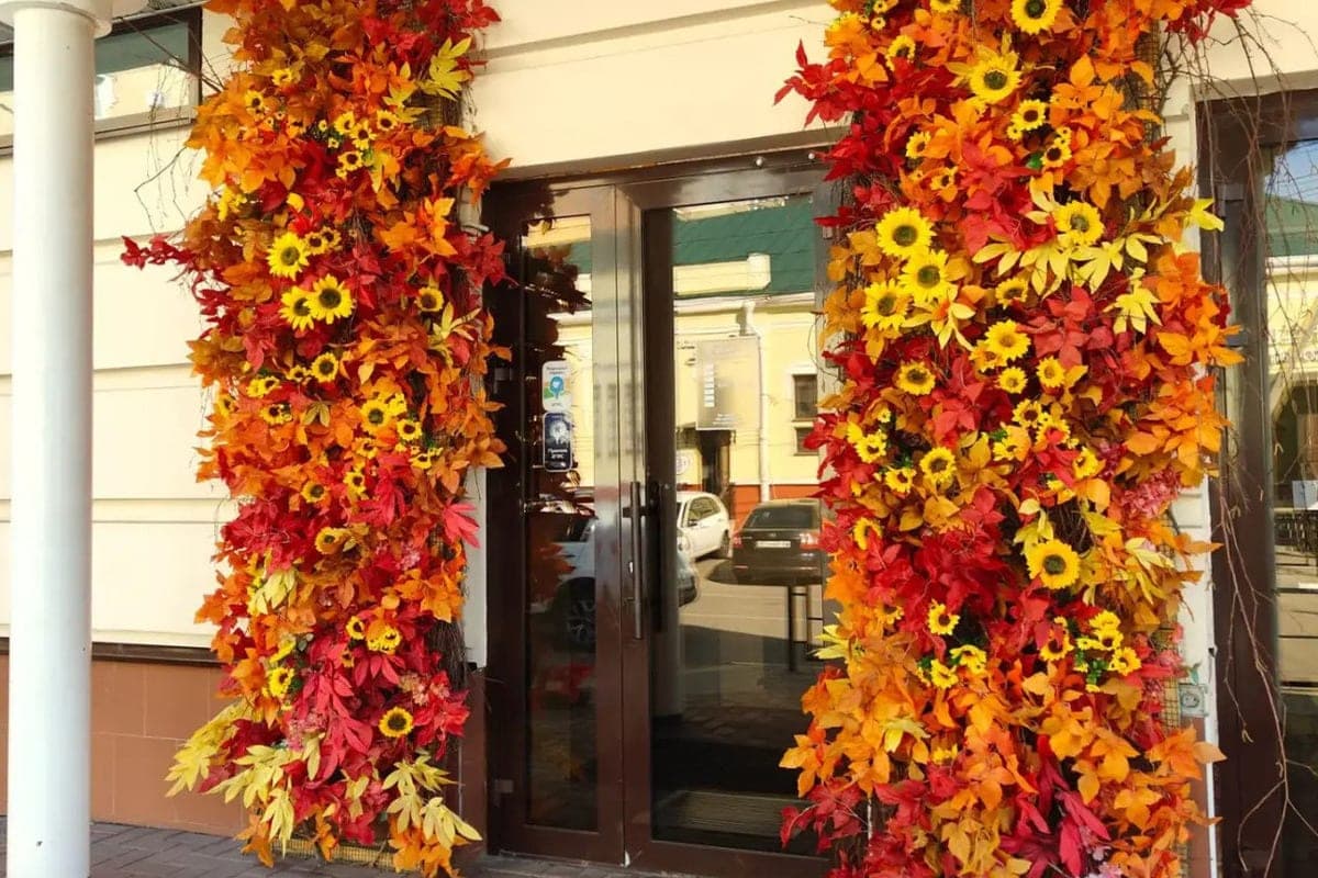 In Tambov, cafes and shops are decorated in autumn style