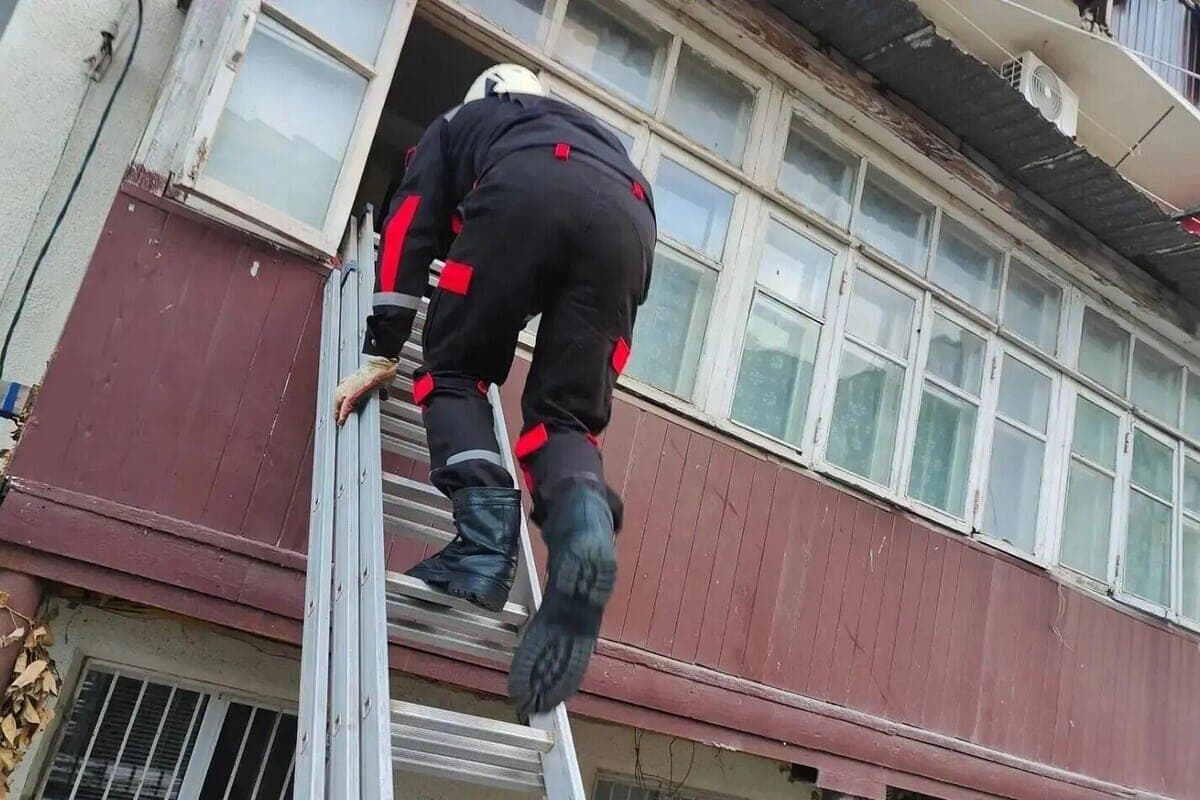 في (ديربانت)، أطلق المنقذون سراح رجل مسن من شقة مقفلة