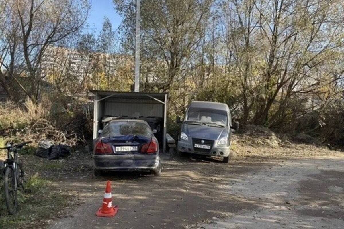 В Саранске фургон без водителя сбил мужчину у мусорных баков