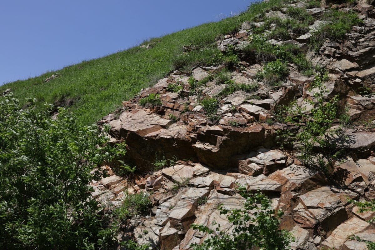Touriste russe coincé sur la falaise de 40 mètres dans Ghost Valley