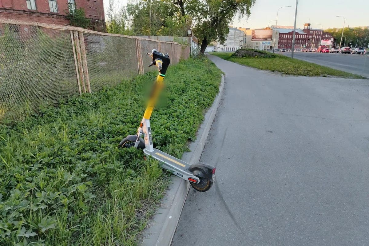 В Петербурге иномарка сбила пятиклассника на электросамокате