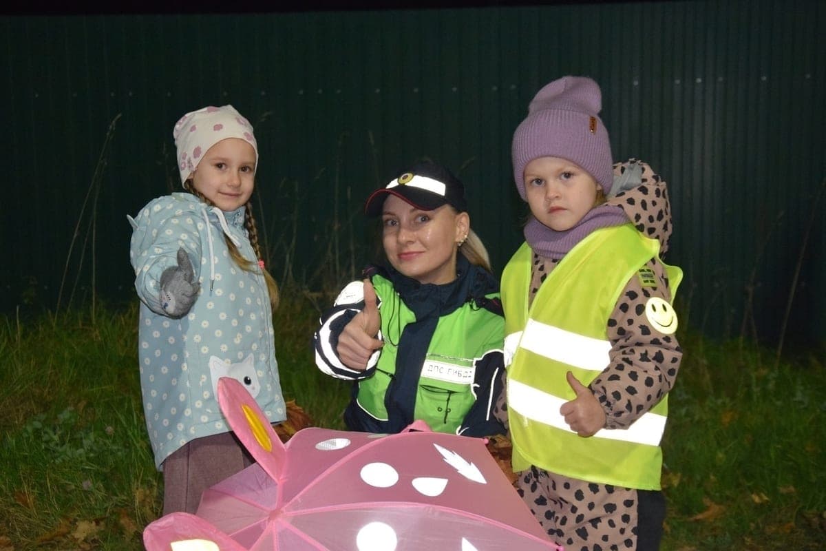 In Opochka, police arranged a photo shoot to show the importance of reflectors