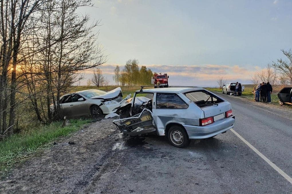 Toyota RAV4 and VAZ-2115 collided on the highway M-4 in the Ramon district