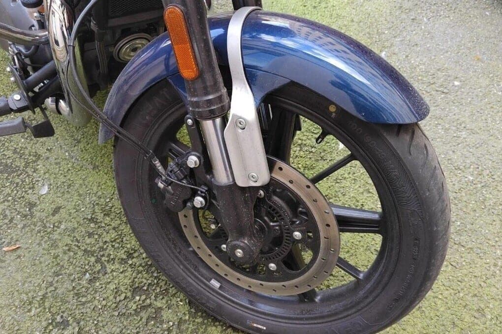 Водитель «Мерса» остановился сразу после начала движения из-за сбитого байкера
