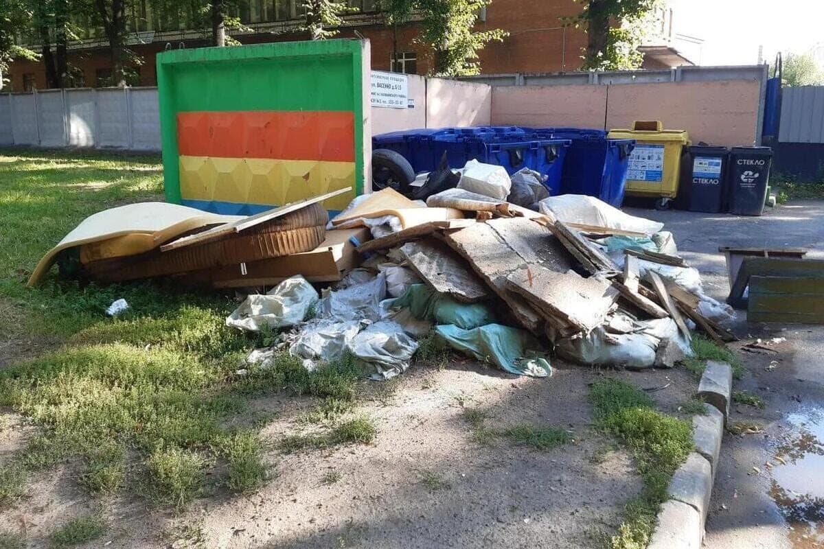 В Валдае нашли склад крупногабаритных отходов за четырьмя мусорными контейнерами