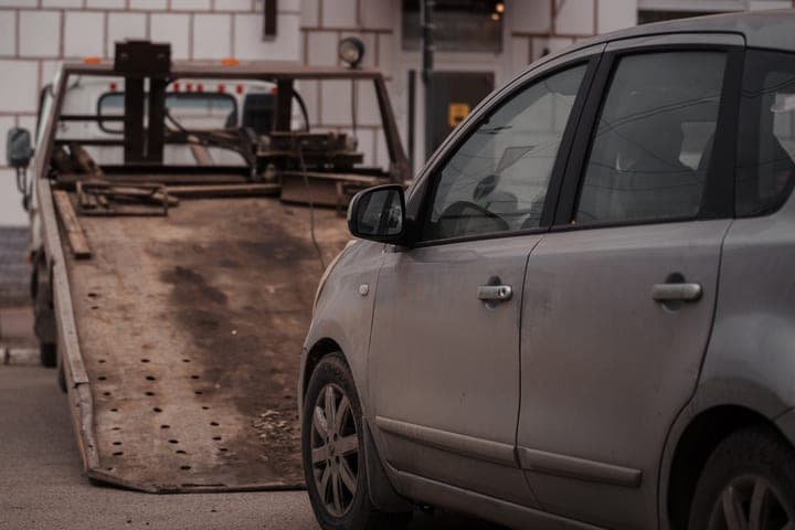 Abandoned near the house the car is planned to be evacuated to Tver