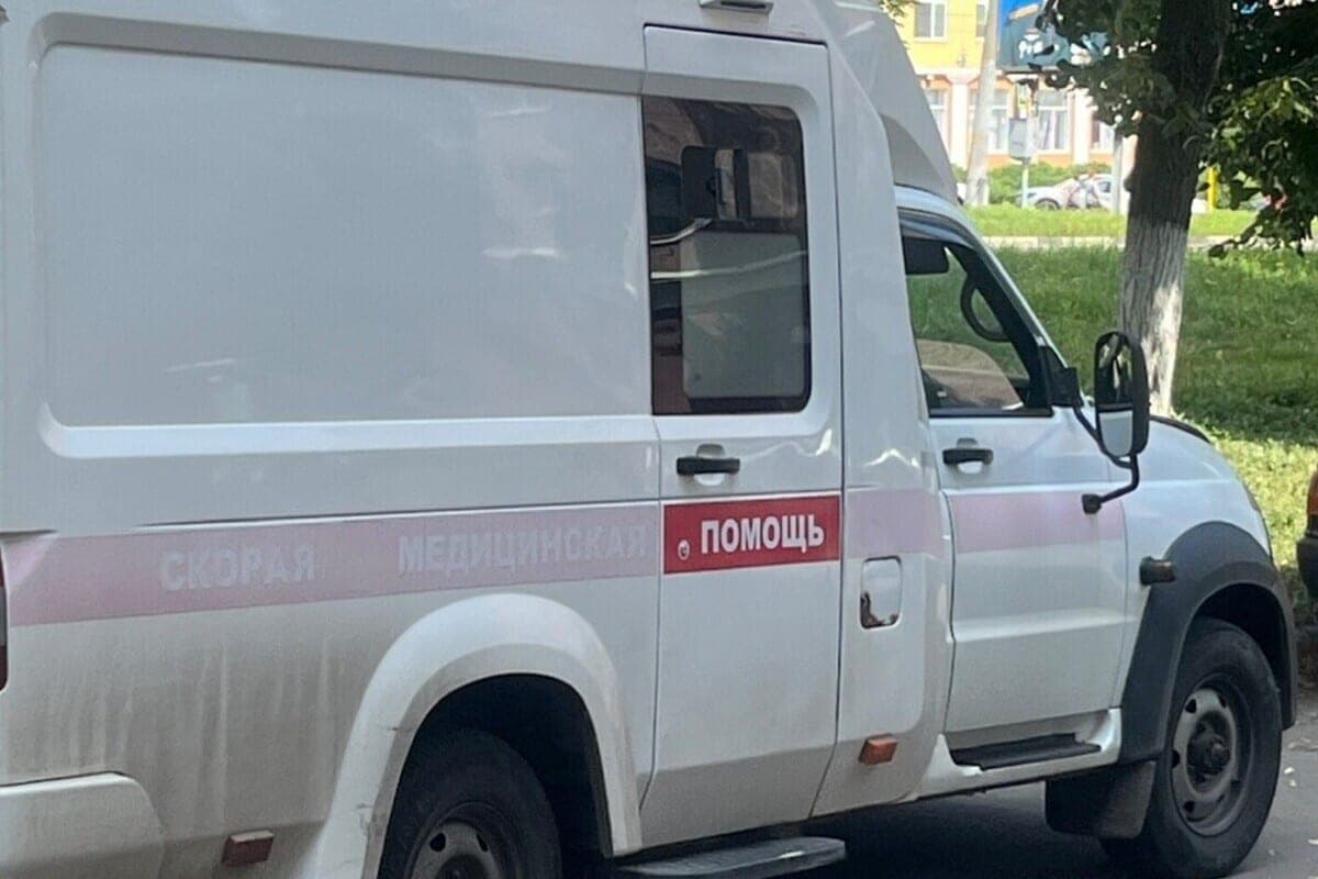 В Орле сотрудники МЧС помогли перенести лежачего больного в автомобиль скорой помощи