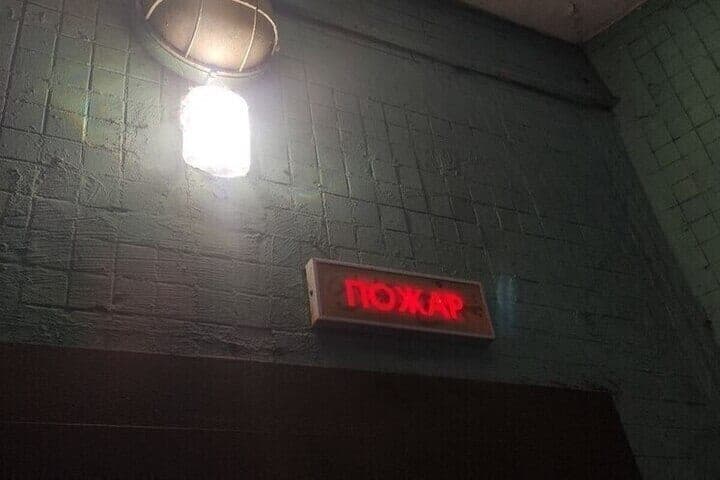 In Veliky Novgorod gab es eine Teeparty "mit Licht", die den Raum verkohlte
