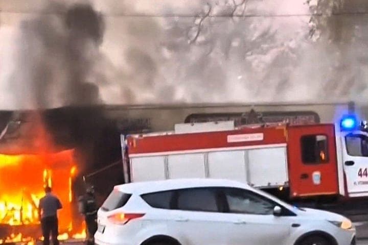 In the Novousmansky district, a fire destroyed the pavilions of a shopping center