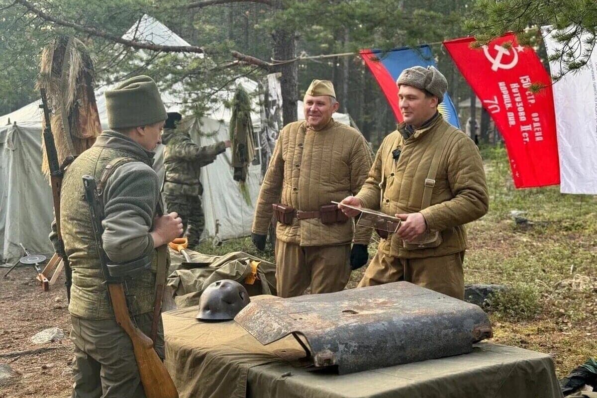 Mehr als 200 junge Murmansk-Einwohner nahmen an einer patriotischen Kundgebung bei Olenegorsk teil