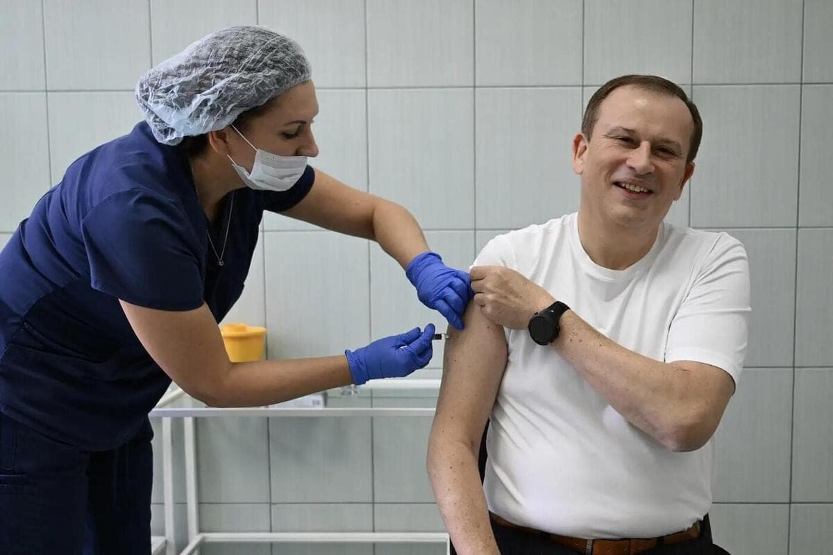 Governor Drozdenko was vaccinated against the flu and advises everyone