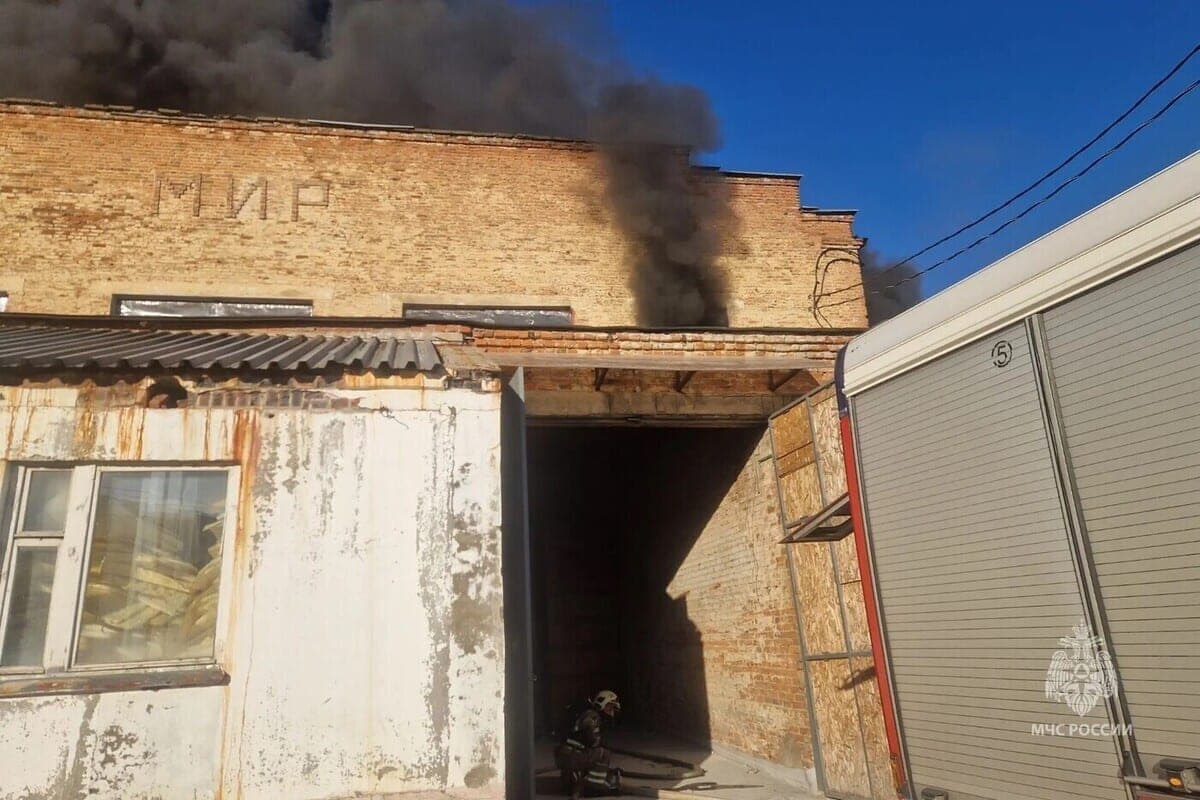 После обрушения конструкций на пожаре в Иванове погиб один пожарный и четверо пострадали
