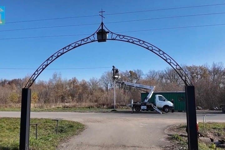 In the cemetery near the village of Luzhka continues improvement
