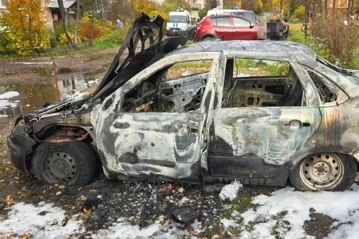 In Kostroma due to a short circuit in the yard of the house burned the car