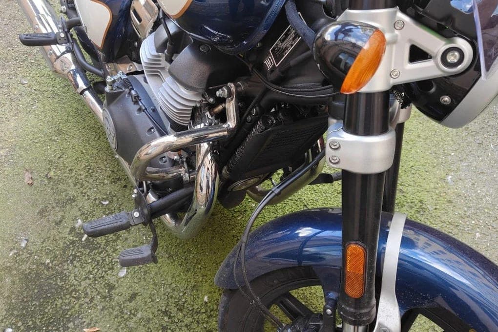 Conductor de motocicleta herido en accidente de carretera con fuego en la calle Derzhavin