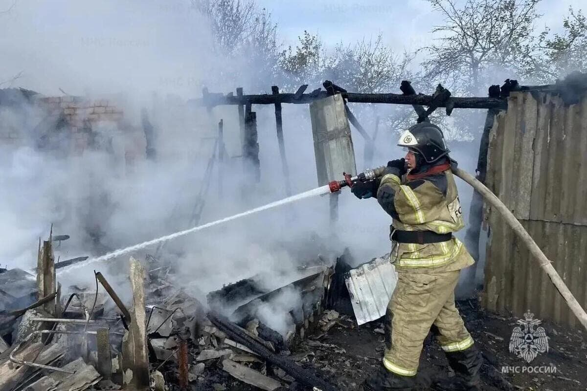 В Орловской области тушили горящие хозпостройки