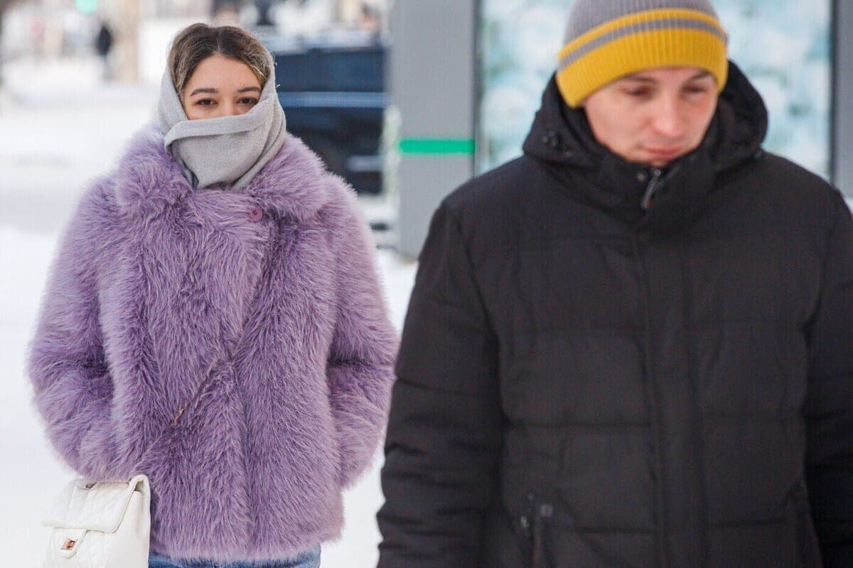Under fur, colored, fringed: how to choose a fashionable scarf for the winter
