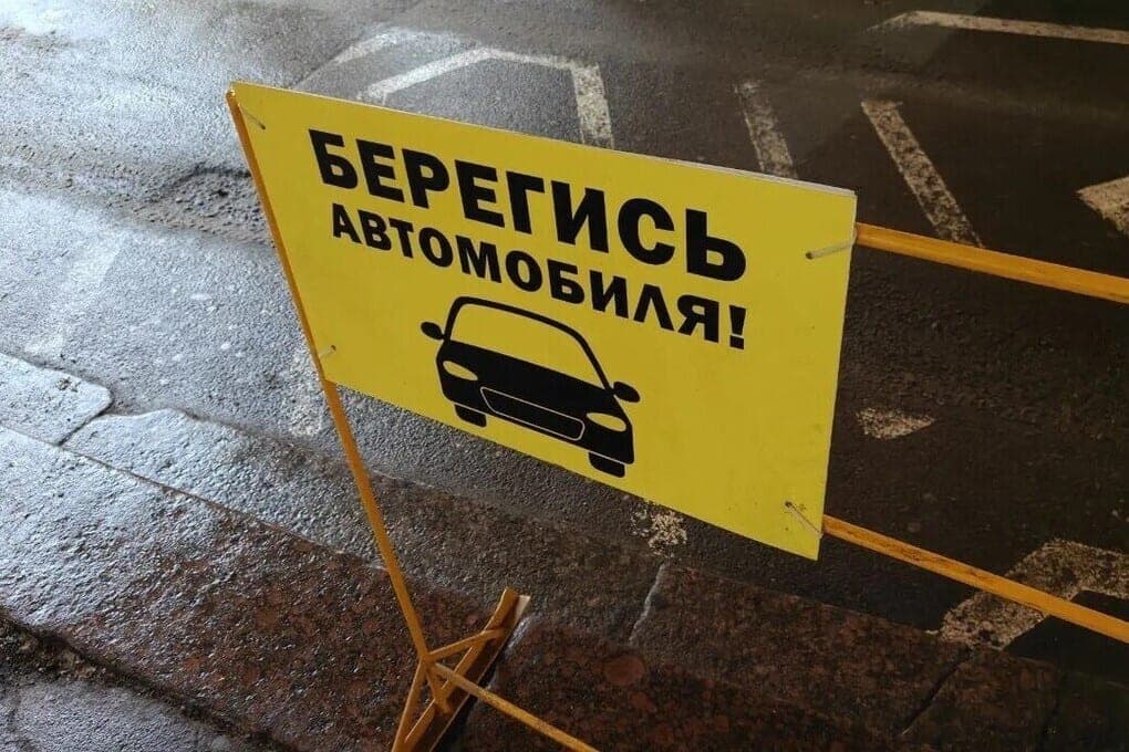 The schoolboy ran from behind the car and fell under the wheels of “Toyota” on Ski Lane