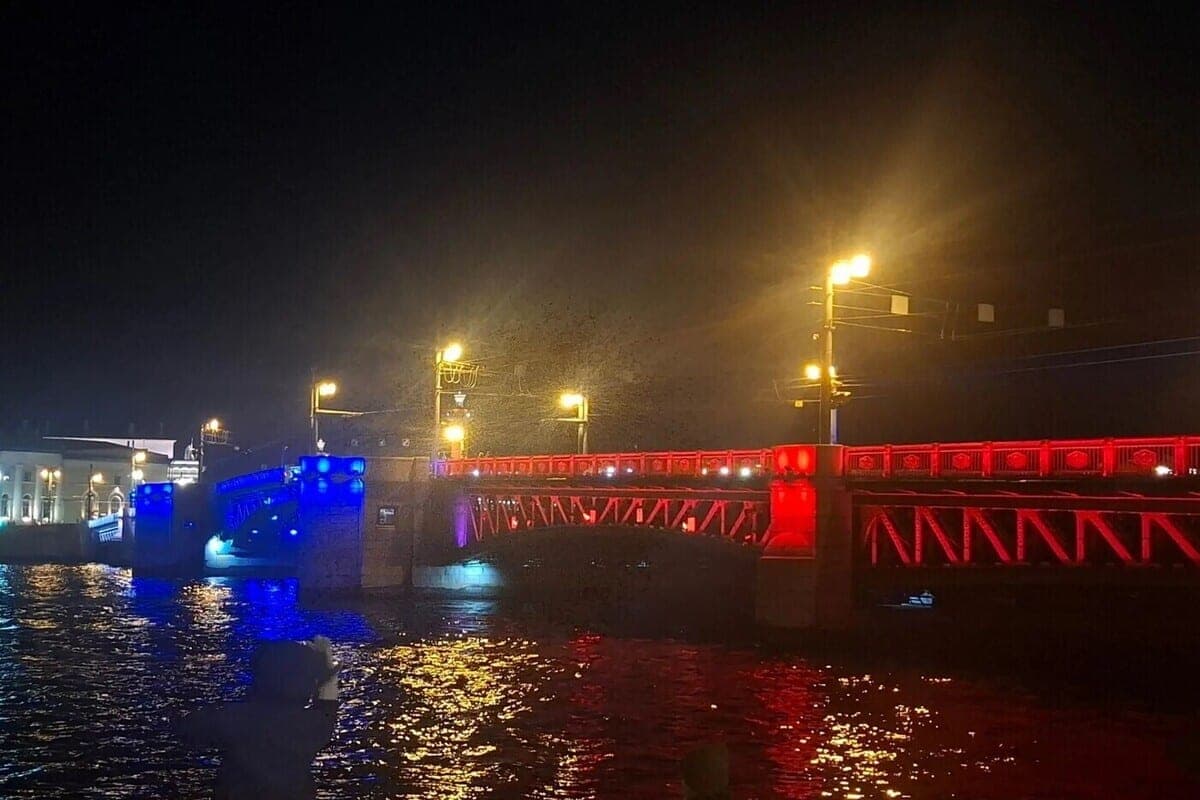 Petersburgers could not admire the evening wiring of the Palace Bridge