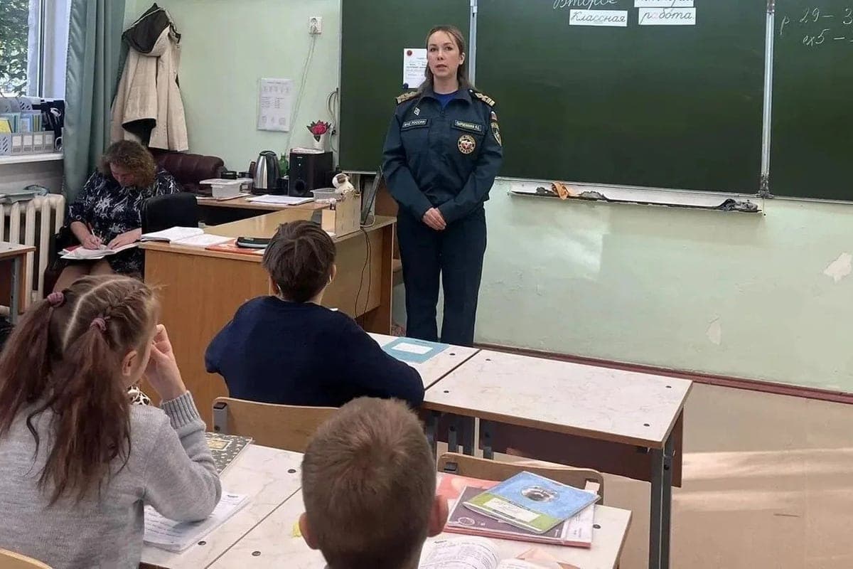 Inspector GIMS EMERCOM in Priozersk conducted lessons on safety on water bodies for schoolchildren