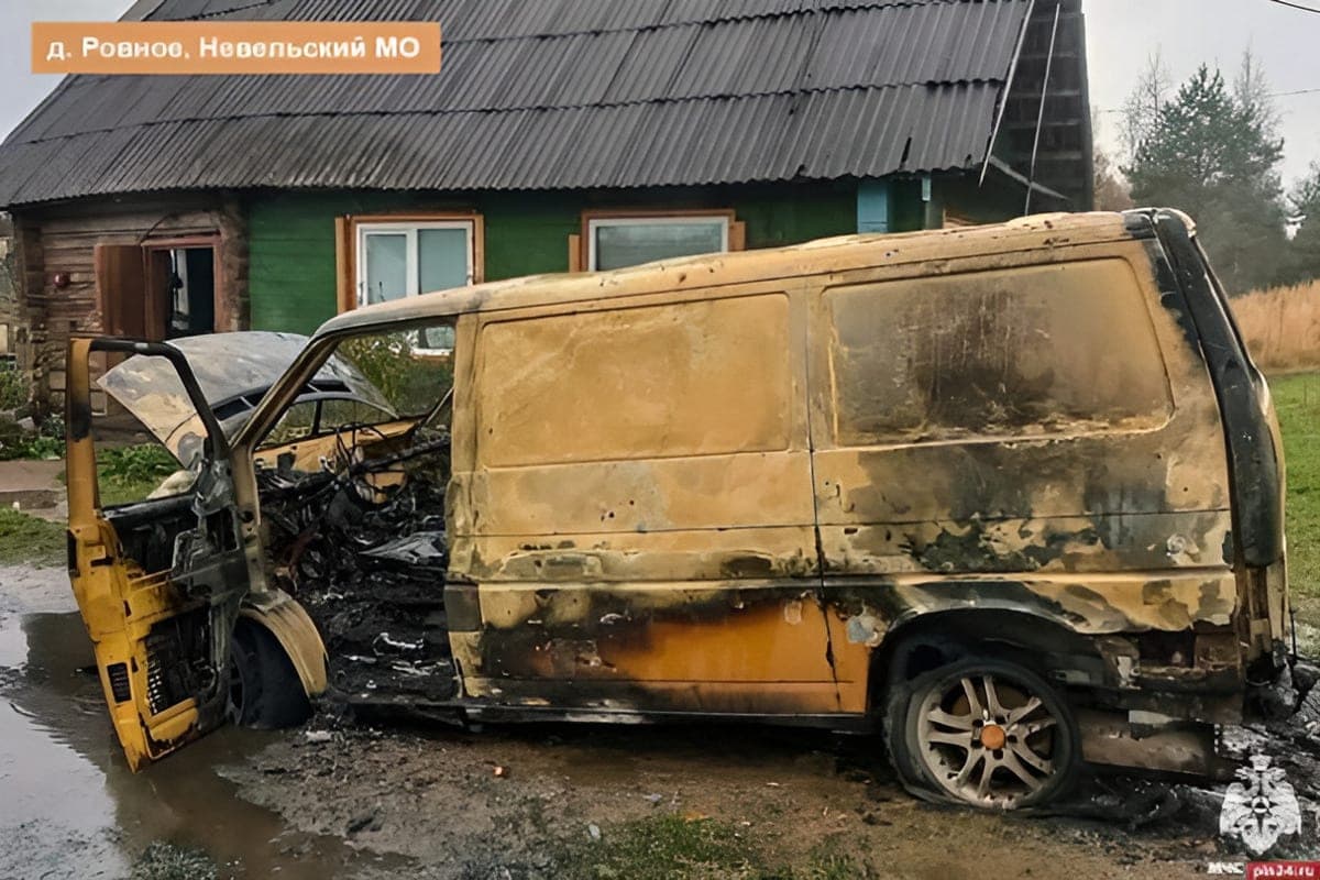 Kurzschluss zerstört Volkswagen Transporter im Bezirk Nevelsky