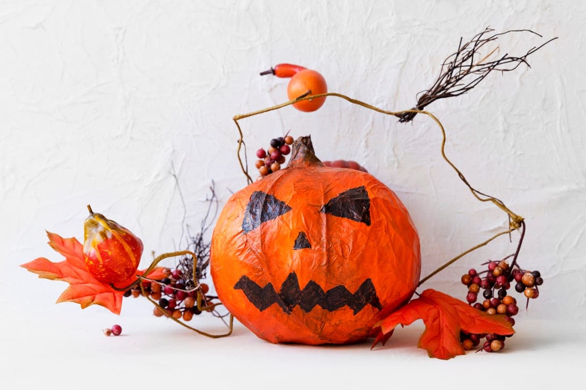 From giant spiders from papier-mache to knitted voodoo dolls: in Krasnoyarsk sell unusual goods for Halloween