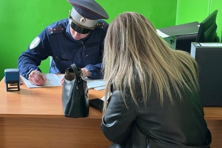 En Petrozavodsk, los motoristas fueron castigados por conducir a una luz roja después de su publicación en redes sociales