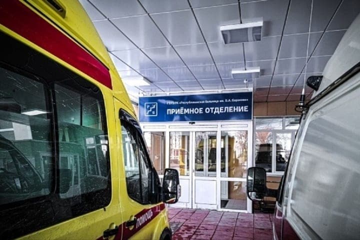 Notfallkrankenhaus berichtete über den Gesundheitszustand einer Frau, die vom Putzfall betroffen war